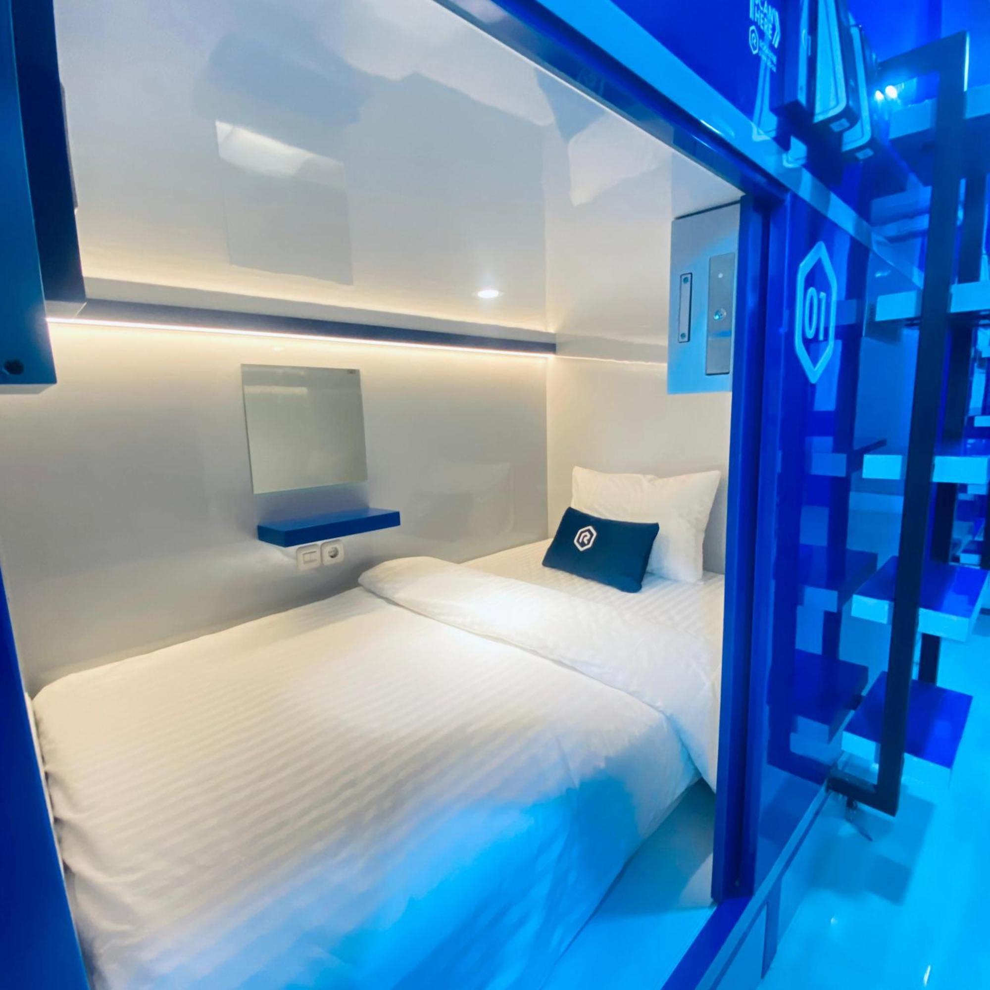 Rosalyne Sleepbox Malioboro 3 Hotel Джокякарта Екстериор снимка
