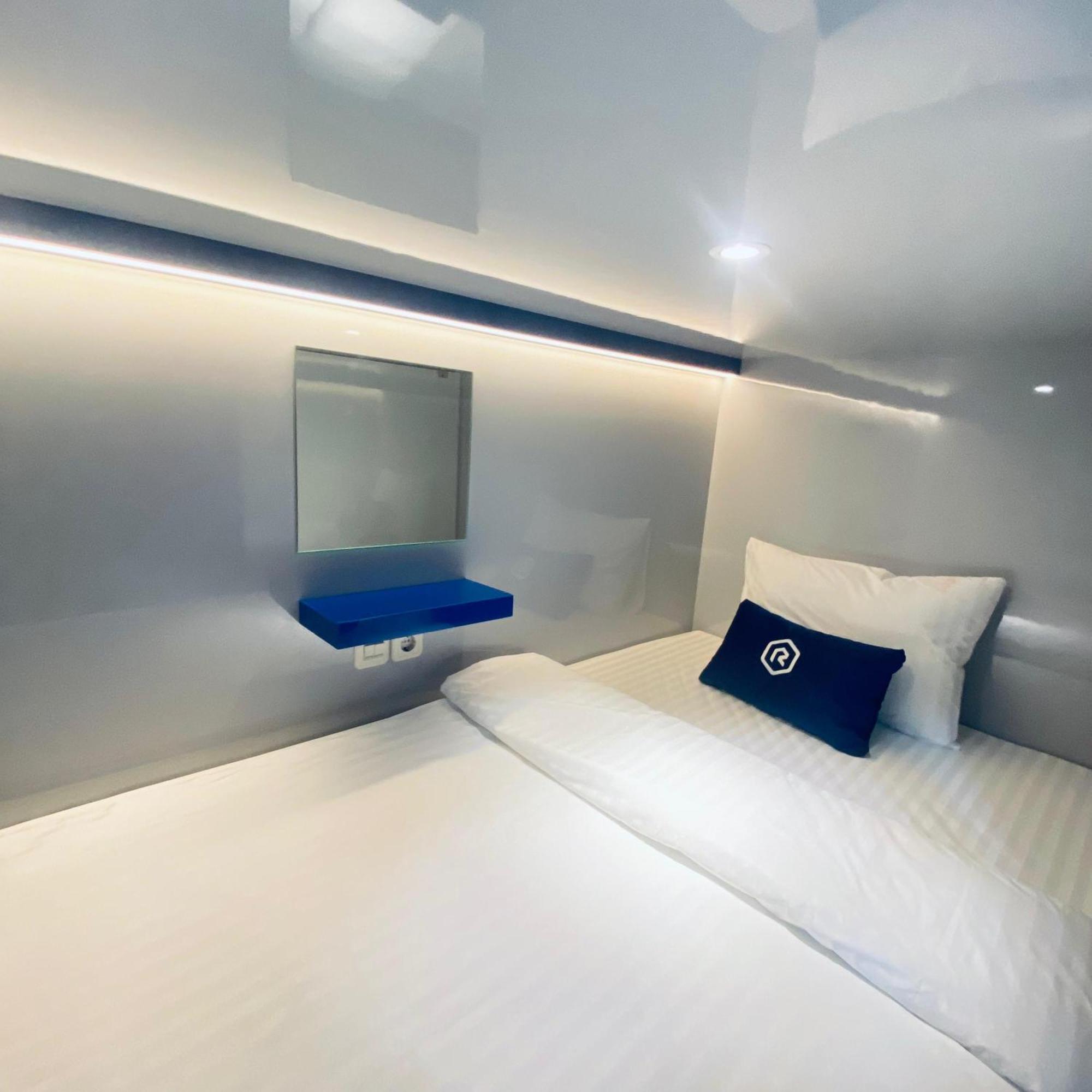 Rosalyne Sleepbox Malioboro 3 Hotel Джокякарта Екстериор снимка
