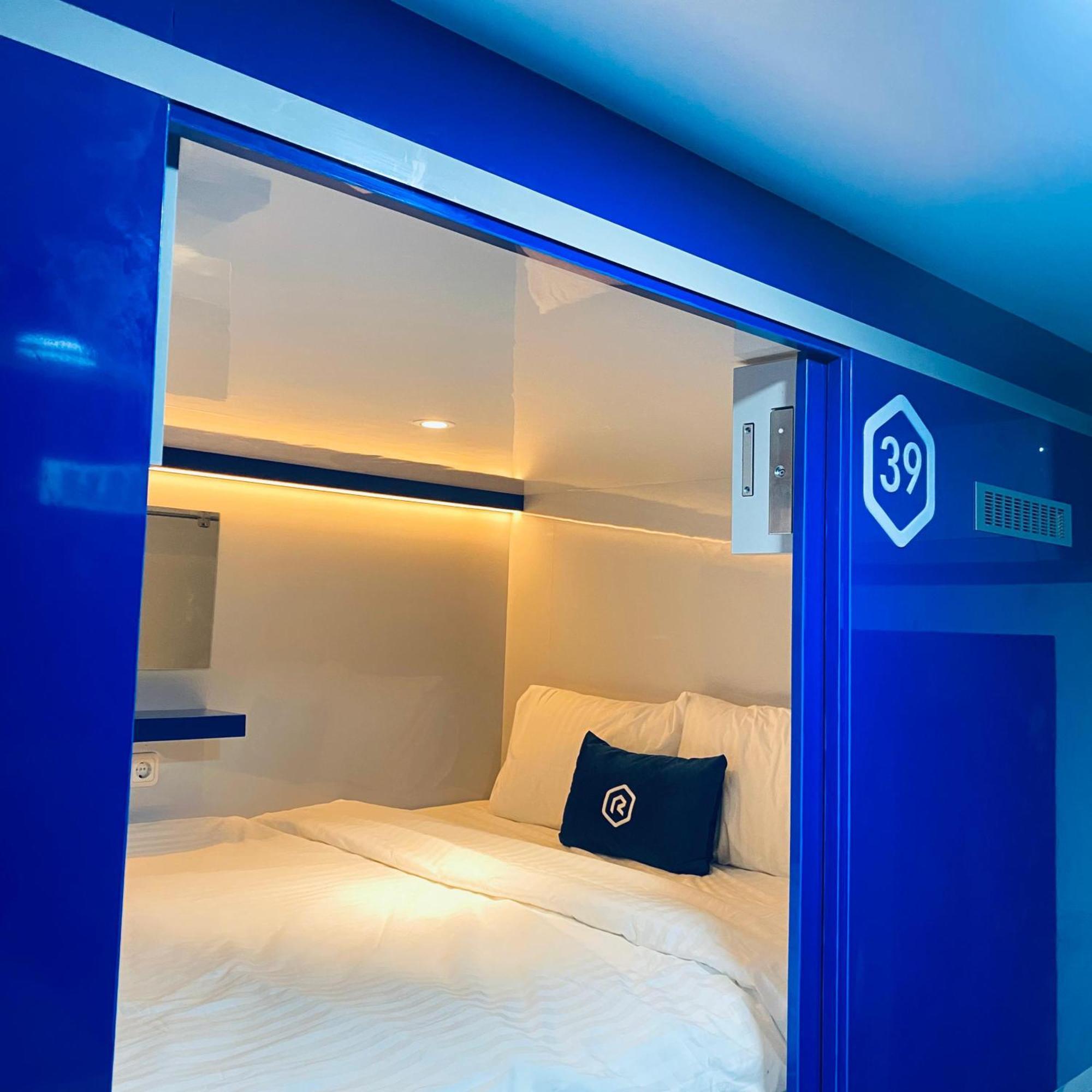Rosalyne Sleepbox Malioboro 3 Hotel Джокякарта Екстериор снимка