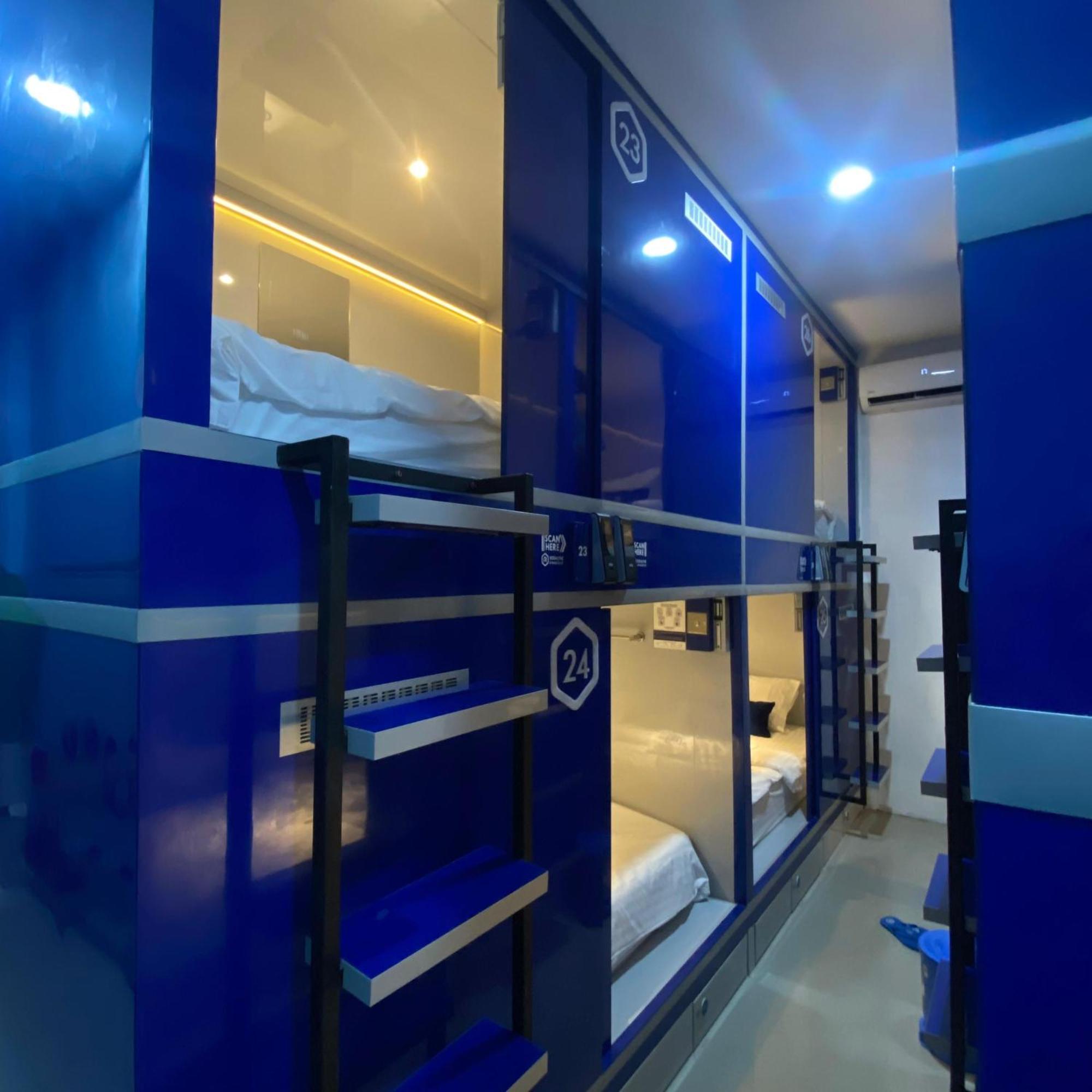 Rosalyne Sleepbox Malioboro 3 Hotel Джокякарта Екстериор снимка