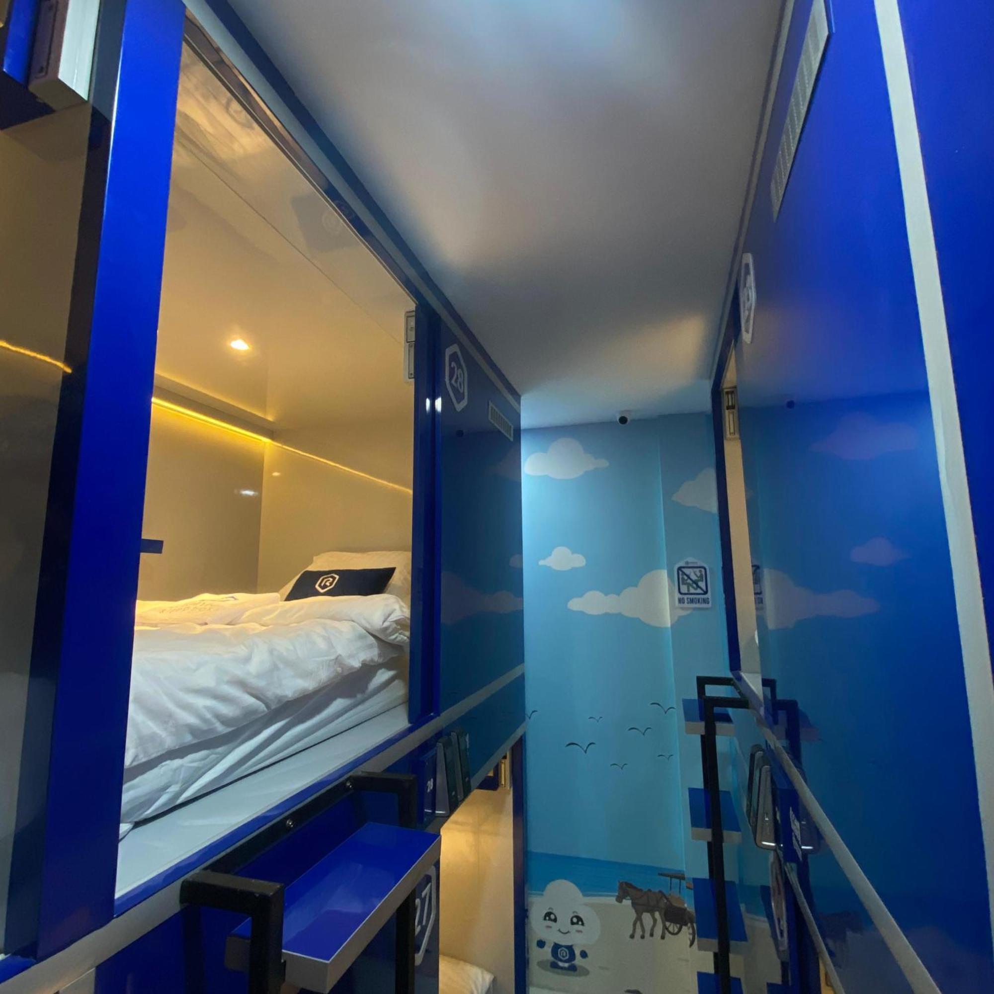 Rosalyne Sleepbox Malioboro 3 Hotel Джокякарта Екстериор снимка