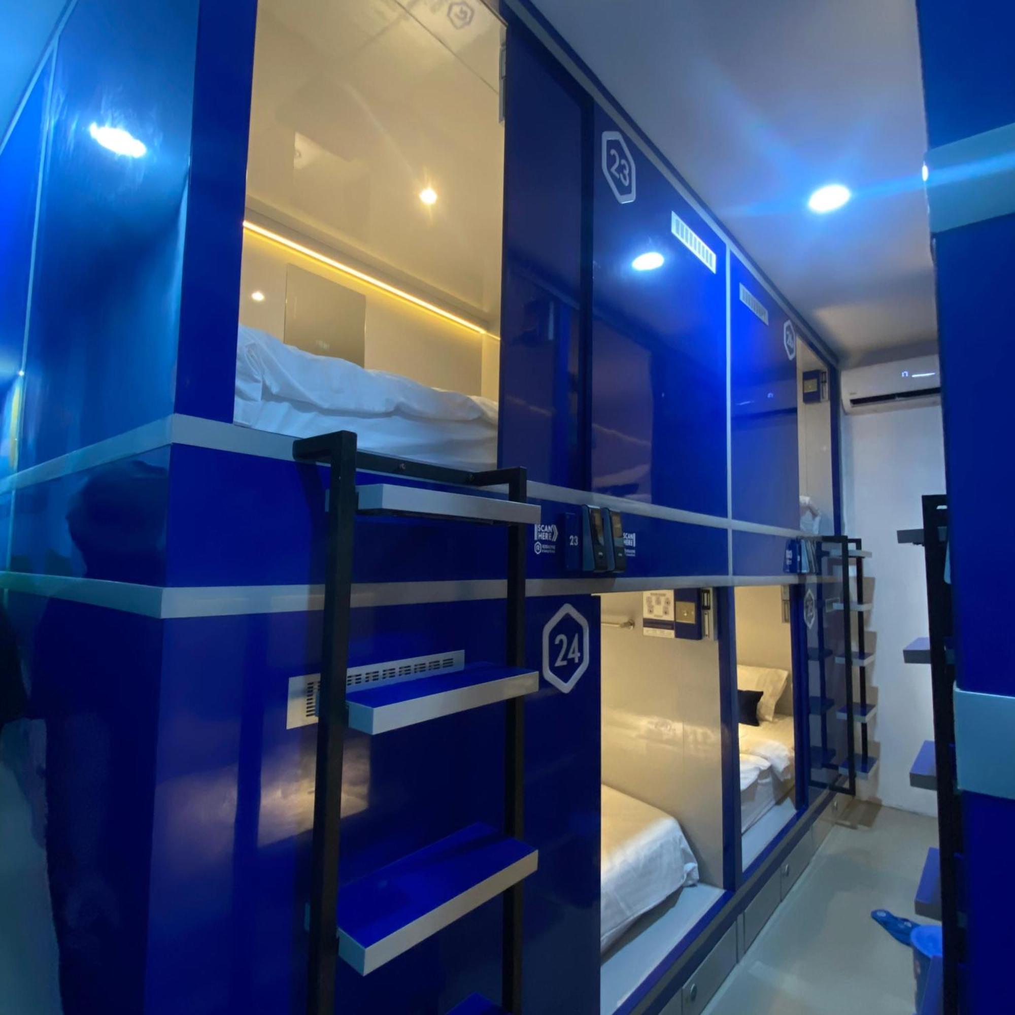 Rosalyne Sleepbox Malioboro 3 Hotel Джокякарта Екстериор снимка
