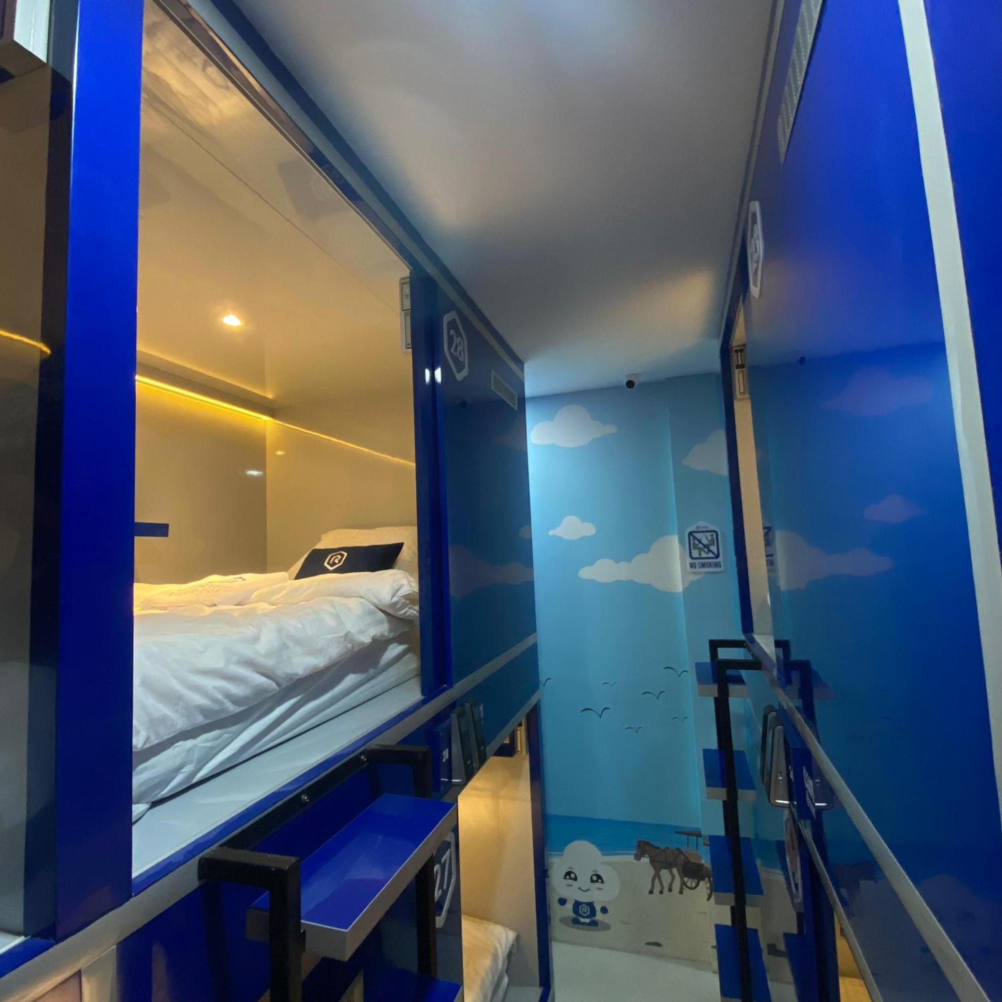Rosalyne Sleepbox Malioboro 3 Hotel Джокякарта Екстериор снимка