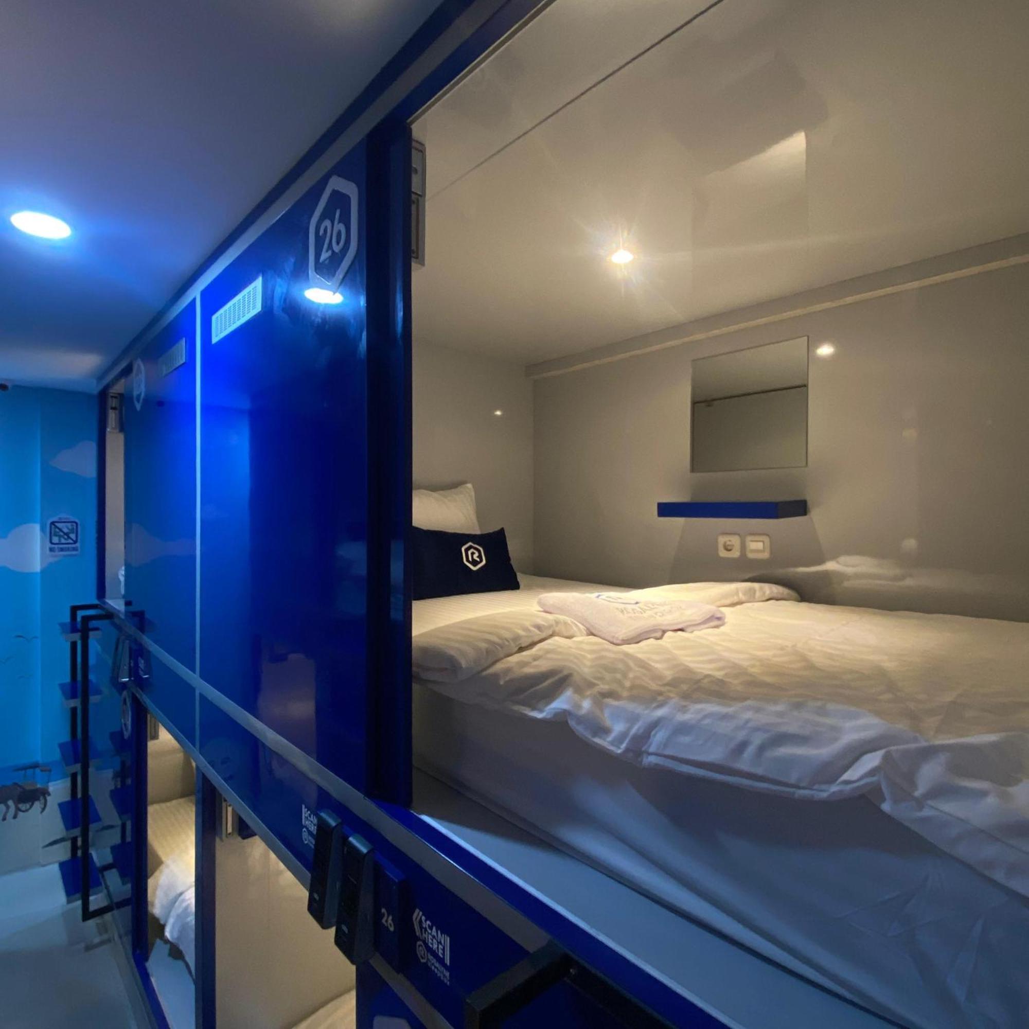 Rosalyne Sleepbox Malioboro 3 Hotel Джокякарта Екстериор снимка