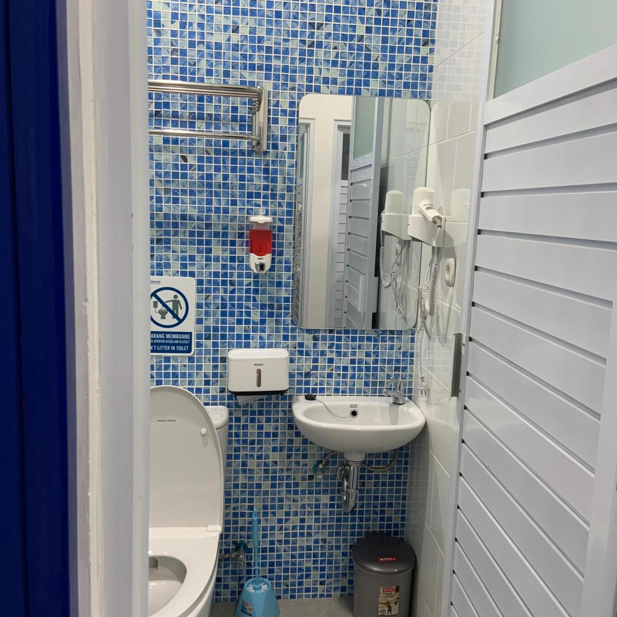 Rosalyne Sleepbox Malioboro 3 Hotel Джокякарта Екстериор снимка